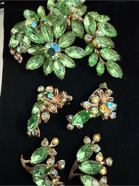 Jewelry - Vintage Green Crystal Floral Brooch and Earrings Set
